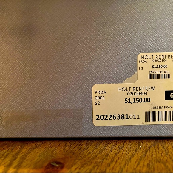 Selling a beautiful green pair of Pradas. They were worn abt four times in total - Picture 6 of 6